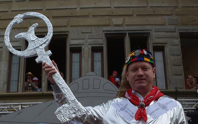 Na, wer will ihn? Oberbürgermeister Jan Zeitler winkt den Narreneltern mit dem Rathausschlüssel.