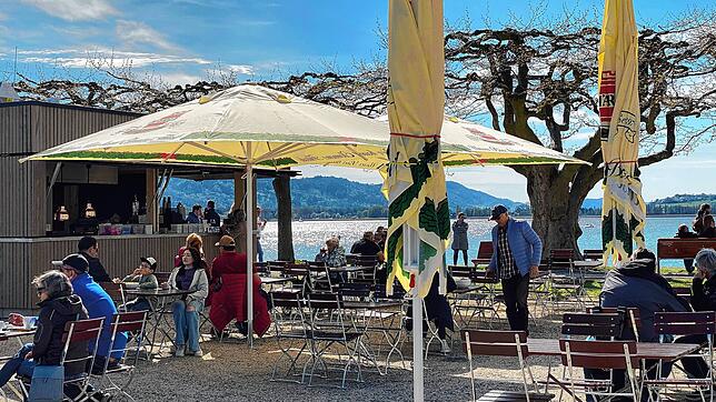 Der neue Biergarten auf der Mole: Die aufgerufenen Preise sorgen für Diskussionen und sind sogar Thema im Gemeinderat.