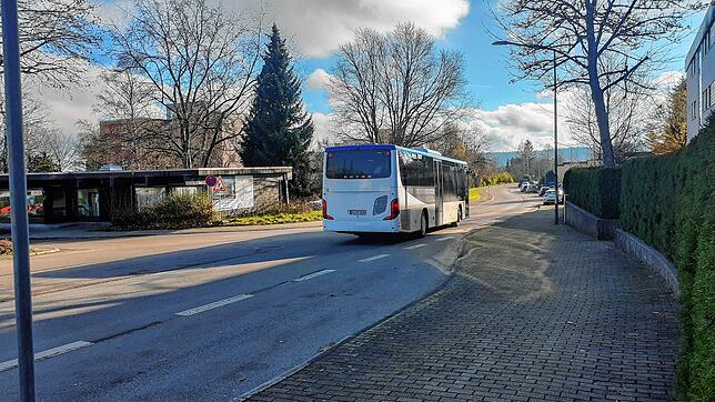 Ein Bus fährt von der Haltestelle auf der Seebauernhöhe weg. Ab Sonntag werden die Bewohner in dem Wohngebiet besser an das ...