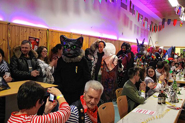 Umzugs-Feeling kommt beim Einmarsch der Traditionsfiguren der Villinger Fasnet beim Sportlerball des SV Rietheim auf.