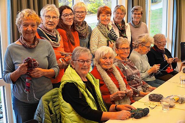 Die Tengener Frauengemeinschaft strickt Socken und andere warme Wollbekleidung und verkauft sie am Schätzele-Markt für soziale Zwecke.