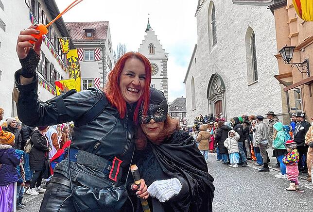 Bild 6: Tolle Stimmung beim Sonntagsumzug der Überlinger Narrenzunft &ndash; Teil 2