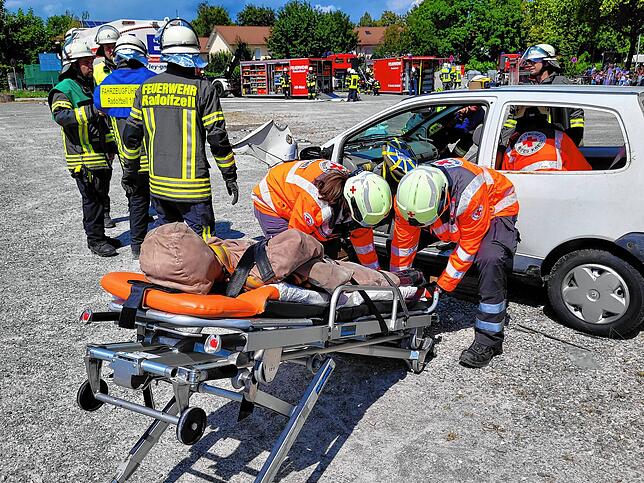 Bild 11: Alle Bilder von der Schauübung mit vielen Besuchern (Teil 1)