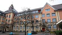 Auch das Suso-Gymnasium steht auf der Liste, denn die Heizung ist alt. Bei der Dekarbonisierung geht es darum, städtische Gebäude zu ...