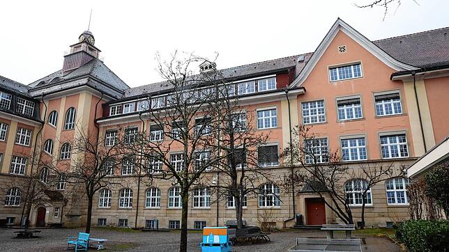Auch das Suso-Gymnasium steht auf der Liste, denn die Heizung ist alt. Bei der Dekarbonisierung geht es darum, städtische Gebäude zu ...