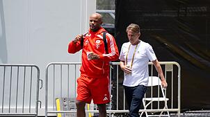 Sportdirektor Christoph Freund (r) und Trainer Vincent Kompany in Charlotte.