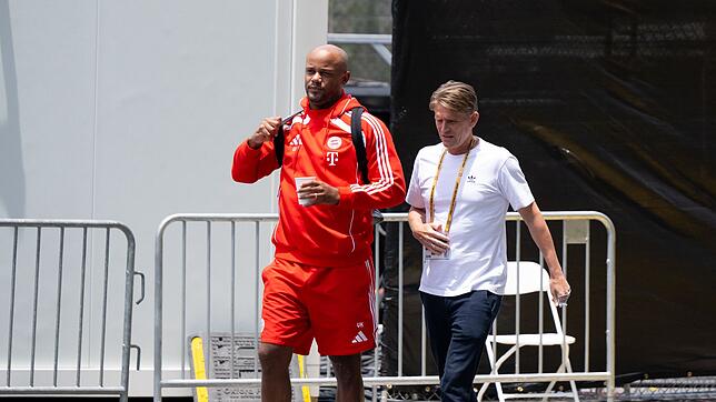 Sportdirektor Christoph Freund (r) und Trainer Vincent Kompany in Charlotte.