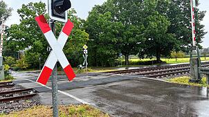 An diesem Bahnübergang in Wallbach blieb der Linienbus wegen einer technischen Panne mitten auf den Gleisen stehen.