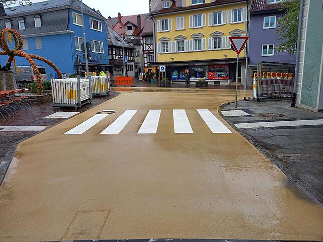 In dunklem Ocker hebt sich der neue Possehlbelag am Latscheplatz vom umgebenden grauen Asphalt ab. Auf dieser Fläche sind ab jetzt ...
