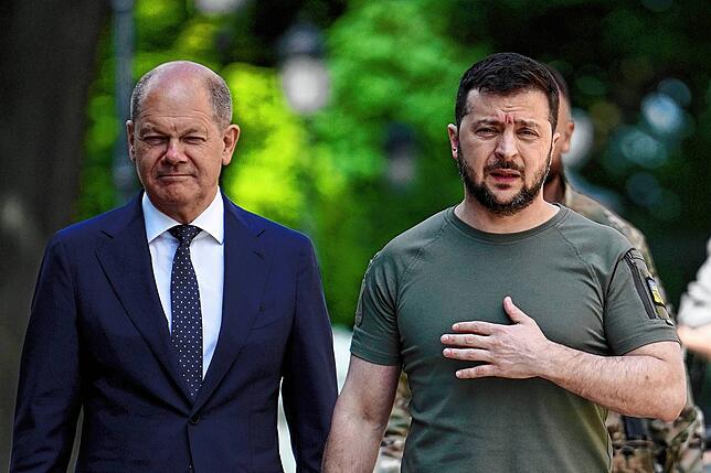 Wolodymyr Selenskyj (rechts), Präsident der Ukraine, und Bundeskanzler Olaf Scholz (SPD) bei einem Treffen in Kiew im Juni 2022.