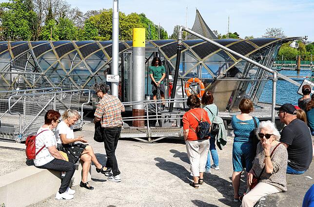 Mit der Solarfähre „Helio“ konnte man Fahrten auf dem Untersee vornehmen. Hier warten Passagiere auf den Zustieg im Radolfzeller Hafen.