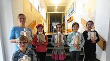 In der Schulkindbetreuung fertigten die Kinder unter der Anleitung von Simone Schneble vom Betreuungsteam dekorative Weihnachtsengel an, ...