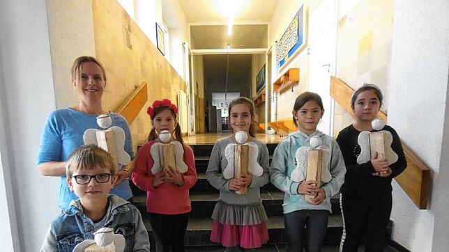 In der Schulkindbetreuung fertigten die Kinder unter der Anleitung von Simone Schneble vom Betreuungsteam dekorative Weihnachtsengel an, ...