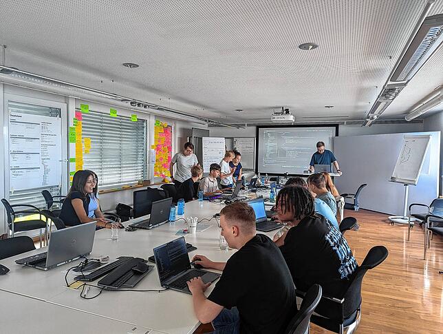 Die Teilnehmer des Sybit Coding Camps bereiten die Präsentation ihres Projekts vor.