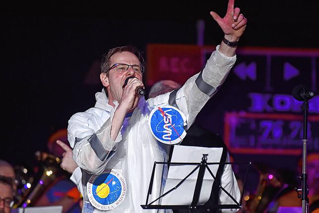 Bild 8: Heftige 80er-Party verwandelt Hüfinger Festhalle in neonbunte Partyzone - wir haben die Bilder!