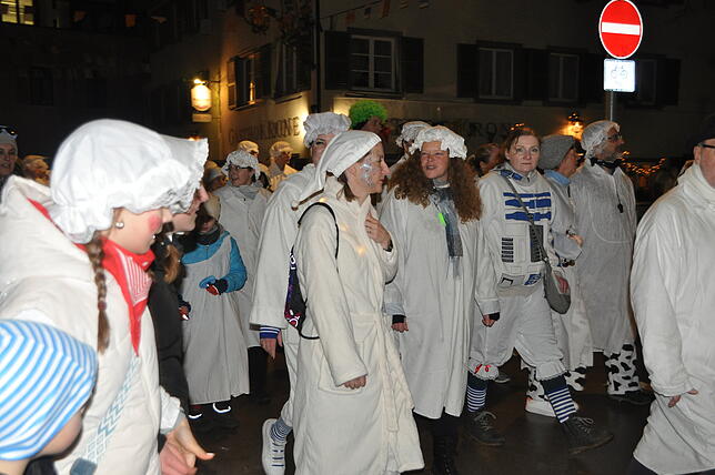 Bild 23: Hemdglonker-Umzug in Markdorf: Hunderte Narren im weißen „Nachthemed“ – die besten Bilder!