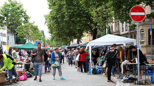 Eigentlich hätten die Flohmarkthändler nach außen in Richtung Straße verkaufen sollen, stattdessen nutzten sie den Mittelstreifen als ...
