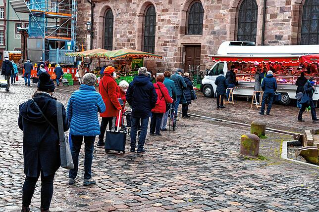 Großer Andrang auf dem letzten Wochenmarkt vor Weihnachten.