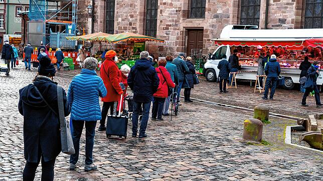 Großer Andrang auf dem letzten Wochenmarkt vor Weihnachten.