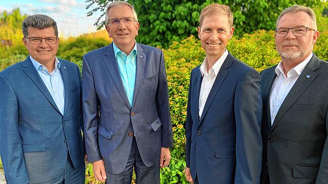 Marktvorstand Markus Herz (von links) aus Meßkirch, Vorstandsvorsitzender Werner Groß aus Pfullendorf, Vorstand Produktion/Steuerung ...