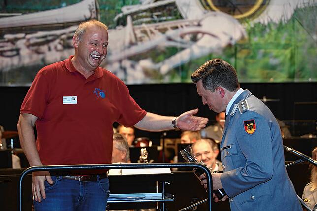 Bild 28: Volle Zuschauerreihen und gute Laune: Bilder vom Benefizkonzert mit dem Heeresmusikcorps