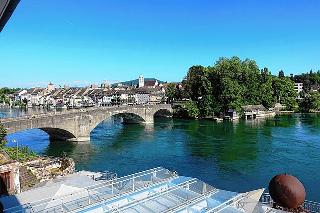 Blick in die Schwesternstadt mit alter Rheinbrücke.