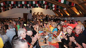 Drei Mal war der Sennhof ausverkauft: Gut 50 Akteure des Narrenvereins Wolkenschieber brachten ein vierstündiges Programm bei den Bunten ...