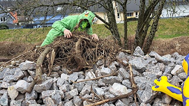 Bei diesem ganzen Lärm ist tatsächlich eine Eidechse (Lothar Oeschger) viel zu früh aus ihrem Winterschlaft erwacht.