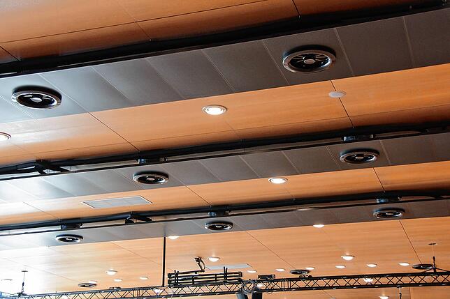 Die neue Deckenheizung in der Aula.