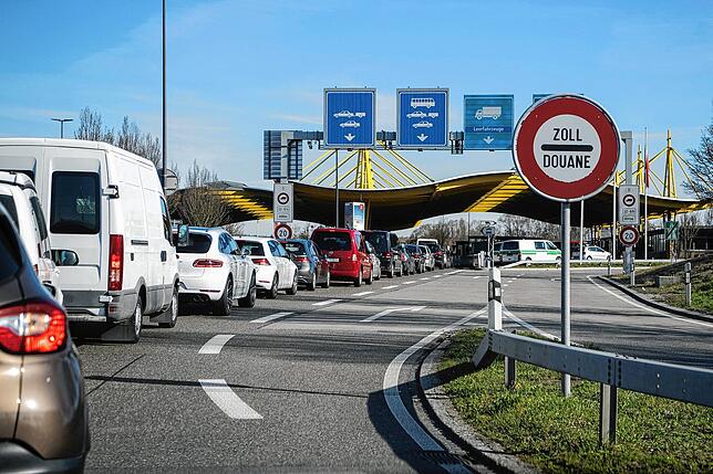 Bilder wie diese aus dem Frühjahr 2020 in Thayngen will man eigentlich vermeiden. Damals sorgten umfassende Kontrollen und ...