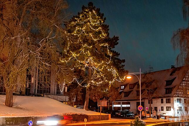 Bild 1: Die Weihnachtsbeleuchtung in vielen Gemeinden ist so festlich wie immer: Doch es fehlt etwas