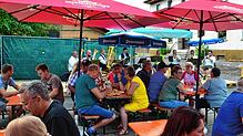 Die Besucher genießen das Dorffest in Boll. Der Narrenverein Binker sorgte im Vorfeld als Veranstalter dafür, dass es viele schattige ...