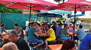 Die Besucher genießen das Dorffest in Boll. Der Narrenverein Binker sorgte im Vorfeld als Veranstalter dafür, dass es viele schattige ...