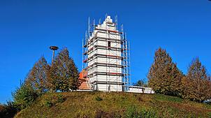 Das Gerüst an der Pfarrkirche soll in den kommenden Wochen abgebaut werden. Links ist ein Storchenhorst zu sehen. Im Sommer musste wegen ...
