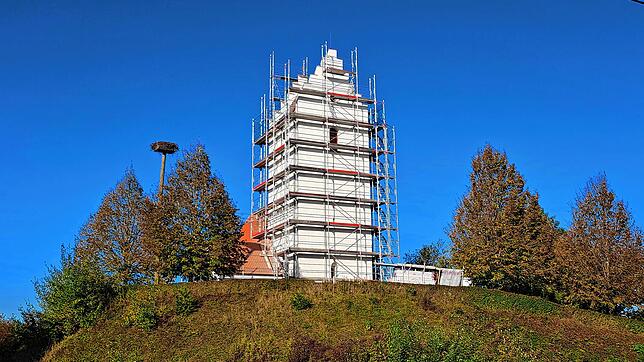 Das Gerüst an der Pfarrkirche soll in den kommenden Wochen abgebaut werden. Links ist ein Storchenhorst zu sehen. Im Sommer musste wegen ...