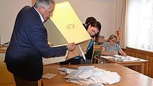 Häuserns Hauptamtsleiter Bernd Schlageter und Rathausmitarbeiterin Stephanie Fichtner beim Leeren der Wahlurne.