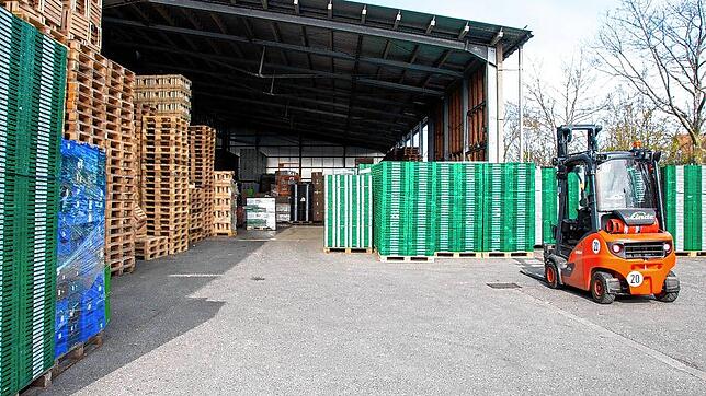 Diebe machten sich an diesem Pfandgut auf dem Gelände der Reichenau-Gemüse eg zu schaffen. Ganze 20.000 Kisten haben die Täter von 30 ...
