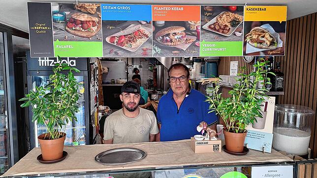 Musa Cebe (rechts) und sein langjähriger Mitarbeiter Ramadan Ahmed Ramadan. Der Unternehmer würde sich freuen, wenn der auch nach dem ...