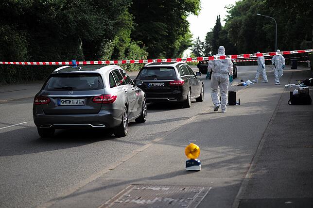 Der Tatort am Morgen nach dem Angriff: Polizeibeamte sichern Spuren.