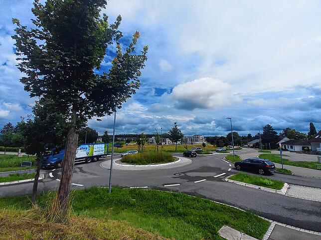 Auf diesem Grundstück hinter dem Kreisverkehr plant die Stadt einen Vollversorger für Lebensmittel.