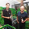 Noch haben sie genügend Flaschen, um den Wein abzufüllen und die Tanks für die Ernte 2022 freizubekommen: Kellermeister Thomas Sättele ...
