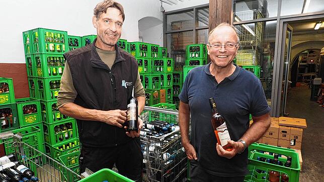 Noch haben sie genügend Flaschen, um den Wein abzufüllen und die Tanks für die Ernte 2022 freizubekommen: Kellermeister Thomas Sättele ...