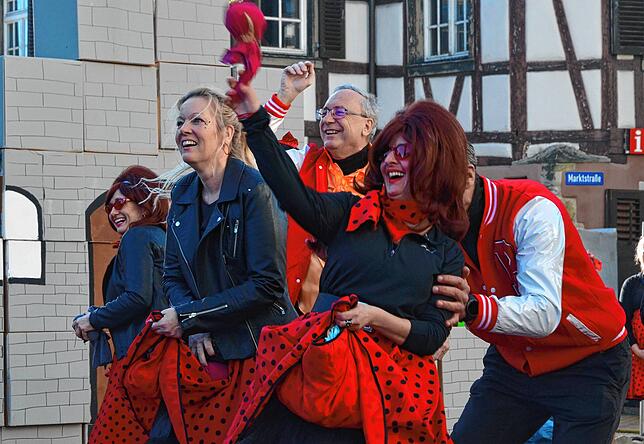 Alles Werfen und Schleudern kann die frechen Vermesser nicht abwehren. Aber so hatte es Zunftmeisterin Birgit Beck zuvor angekündigt: ...