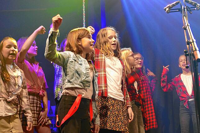 Bild 15: Buäbä & Maidli begeistern während dem 24. Showkonzert der Feuerwehrkapelle Pfohren das Publikum