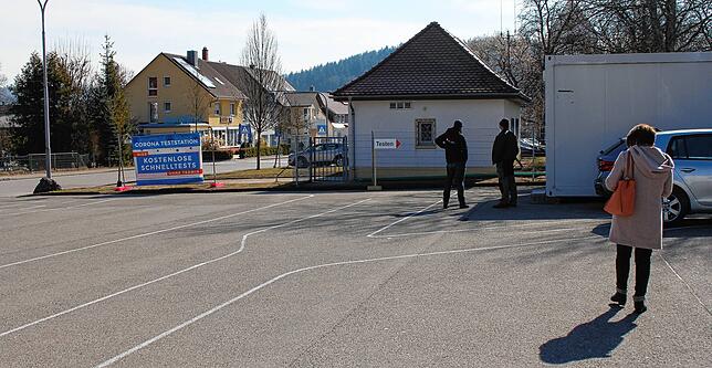 Immer noch gefragt sind die Corona-Teststationen im Landkreis Tuttlingen, darunter auch diejenige bei der Donauhalle in Immendingen.