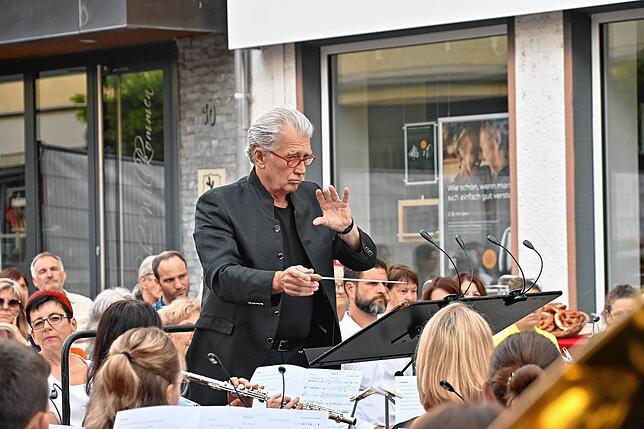Musikdirektor Helmut Hubov dirigiert die Musiker.