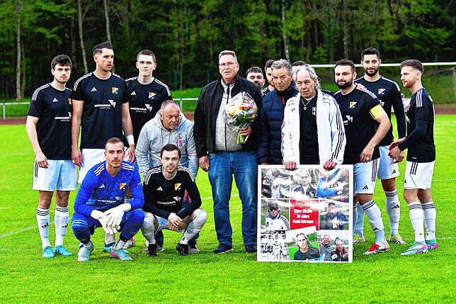 Ehrung für den „ewigen Betreuer“: Seit 40 Jahren engagiert sich Klaus Bächle (Vierter von rechts) beim SV 08 Laufenburg. Anfangs bei den ...