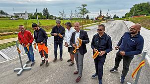 Über die Erschließung des neuen Baugebiets freuen sich mit Oberbürgermeister Jan Zeitler (mitte) Thomas Reusser und Sarisay Coskun ...
