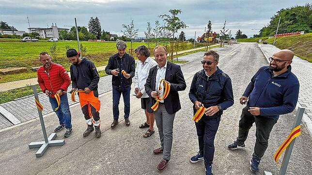 Über die Erschließung des neuen Baugebiets freuen sich mit Oberbürgermeister Jan Zeitler (mitte) Thomas Reusser und Sarisay Coskun ...
