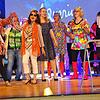 Wie bei Hair: Fröhlich und augelassen präsentieren sich die Pfohren Pop Singers im Stil der beginnenden 1970-er Jahre.